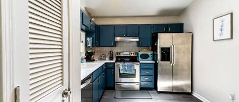 Een koelkast, een microgolfoven, een oven, een kookplaat