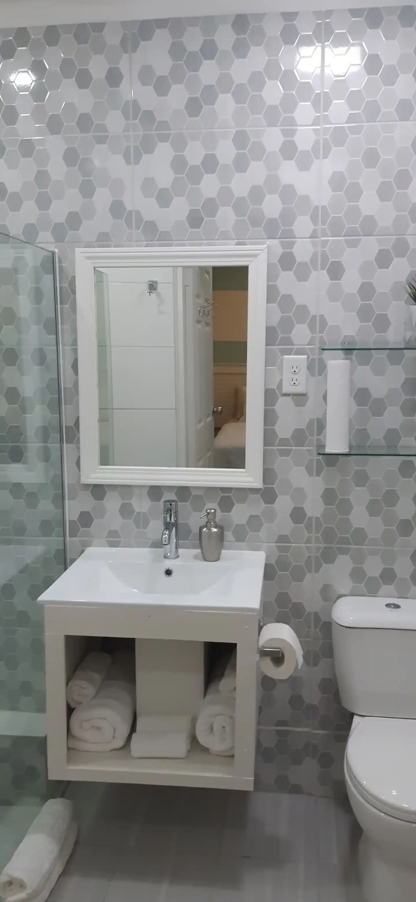Een douche, een haardroger, handdoeken, zeep