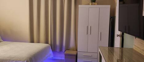 1 室のベッドルーム、デスク、アイロン / アイロン台、WiFi (無料)