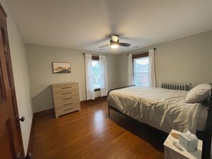 2 chambres, fer et planche à repasser, Wi-Fi, draps fournis