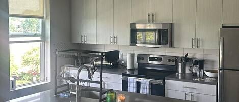 Een koelkast, een microgolfoven, een oven, een kookplaat