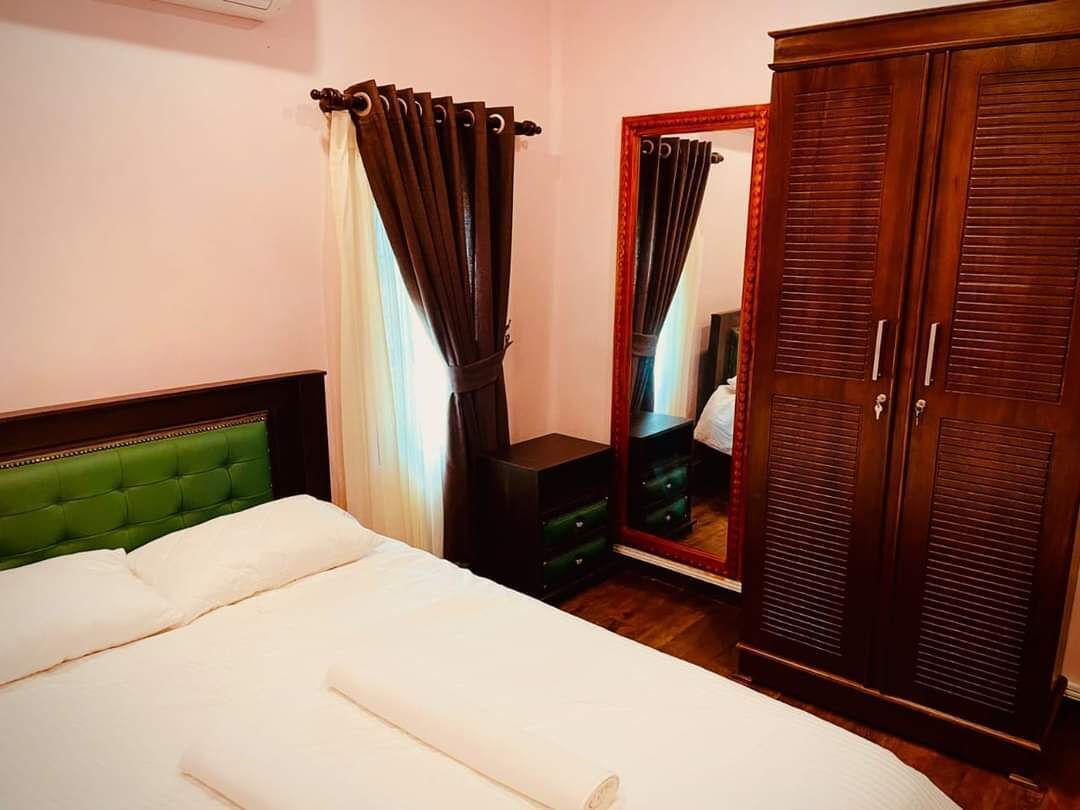 3 habitaciones, tabla de planchar con plancha, wifi y ropa de cama 