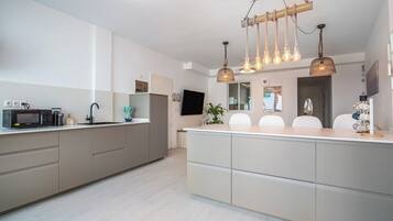 Een magnetron, een oven, een kookplaat, een vaatwasser