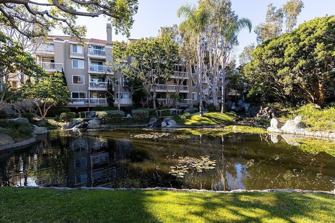 Huntington Beach- studio condo a mile from Ocean, Main st. And Pacific city.