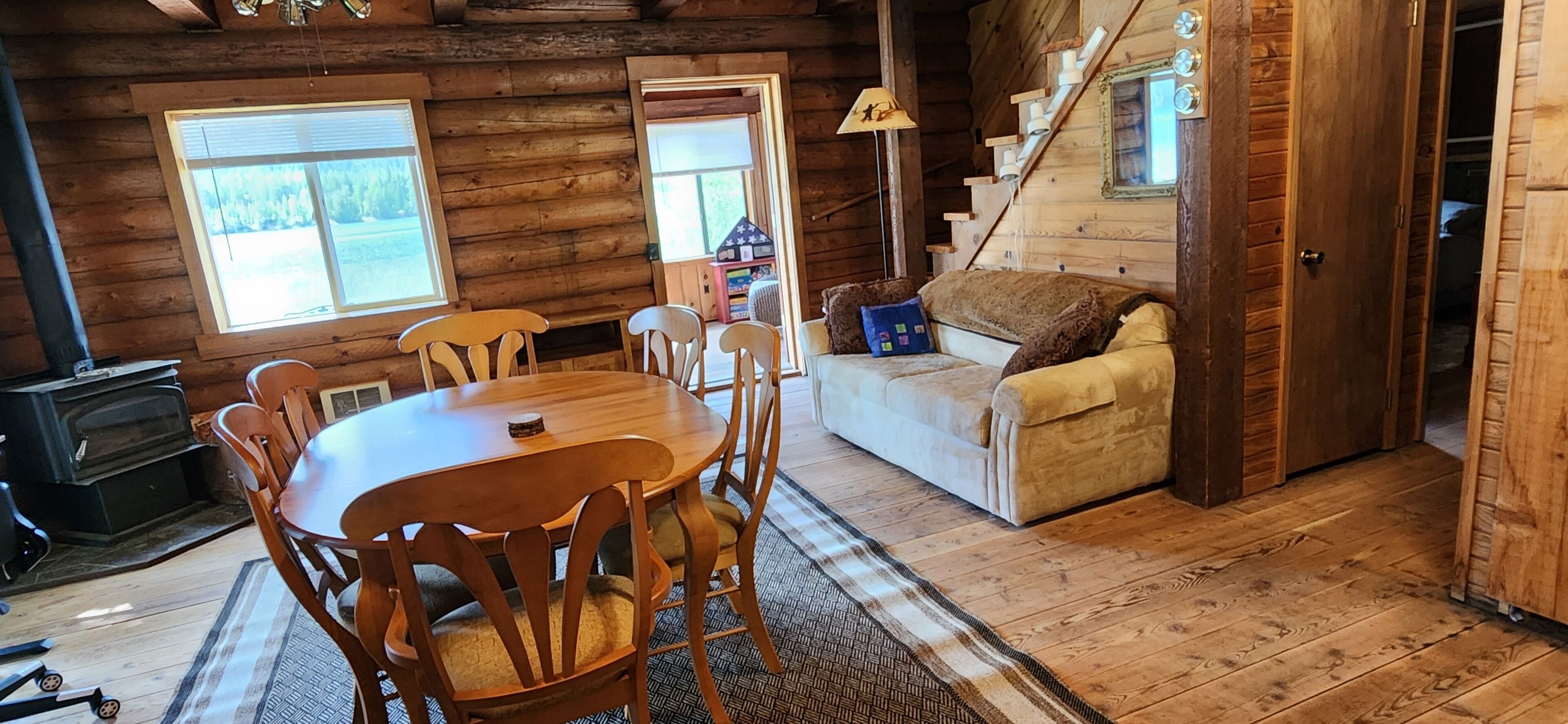 TV connectée, cheminée, table de tennis de table, livres