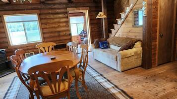 TV connectée, cheminée, table de tennis de table, livres