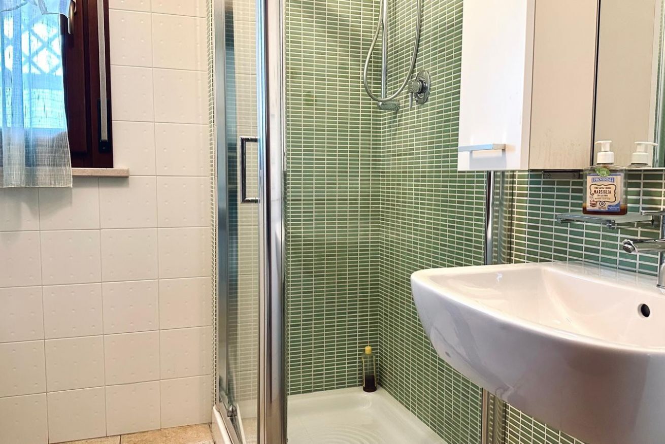 Regadera, bidet, toallas 