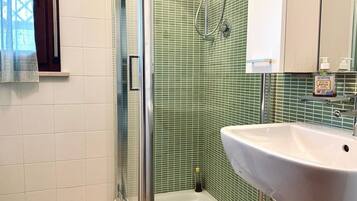 Regadera, bidet, toallas