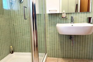 Ducha, bidet, toallas