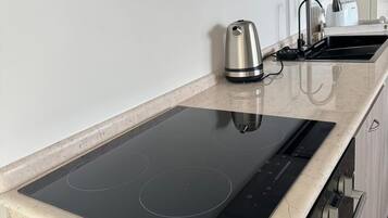 Fridge, dishwasher, coffee/tea maker