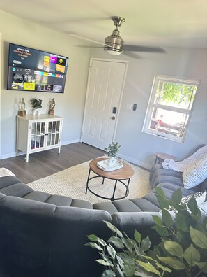 Smart TV - 3-bedroom/7 bed/1bath house near DTLA/Universal Studios/Disneyland /Hollywood.  (Los Angeles)