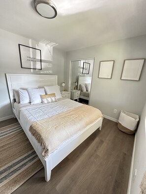 3 bedrooms, WiFi, bed sheets - 3-bedroom/7 bed/1bath house near DTLA/Universal Studios/Disneyland /Hollywood.  (Los Angeles)