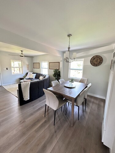3-bedroom/7 bed/1bath house near DTLA/Universal Studios/Disneyland /Hollywood. 