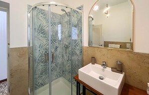 Douche, sèche-cheveux