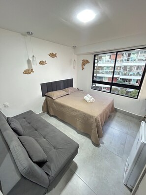 1 habitación, cortinas blackout y tabla de planchar con plancha 