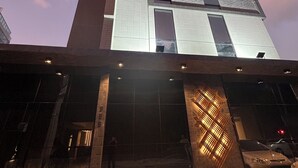 A modern building with a prominent vertical design, featuring multiple floors and large windows. - Melhores Flats -Conforto pertinho do mar (João Pessoa)