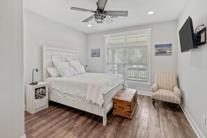 4 bedrooms, iron/ironing board, travel cot, free WiFi - REEL N  REST in Hackberry LA ! Waterfront home with beautiful views .  (Hackberry)