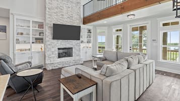 Smart TV, fireplace