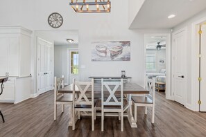 Dining - REEL N  REST in Hackberry LA ! Waterfront home with beautiful views .  (Hackberry)