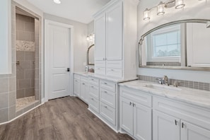 Hair dryer, towels, soap, shampoo - REEL N REST in Hackberry LA ! Waterfront home with beautiful views . (Hackberry)