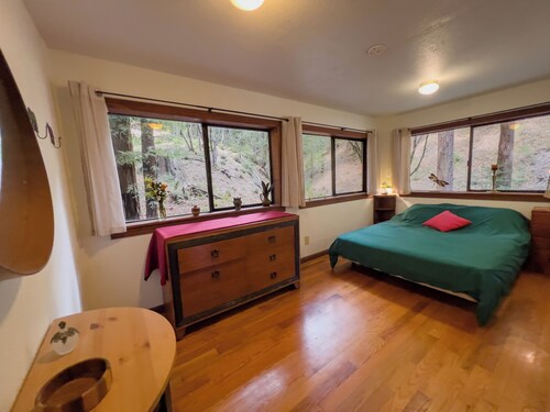 Little House in the Redwoods with hot tub!