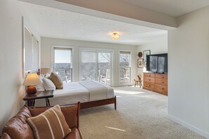 2 bedrooms, iron/ironing board, travel cot, Internet - Center Hill Couples Retreat Cabin: Lake View, Deck (Sparta)