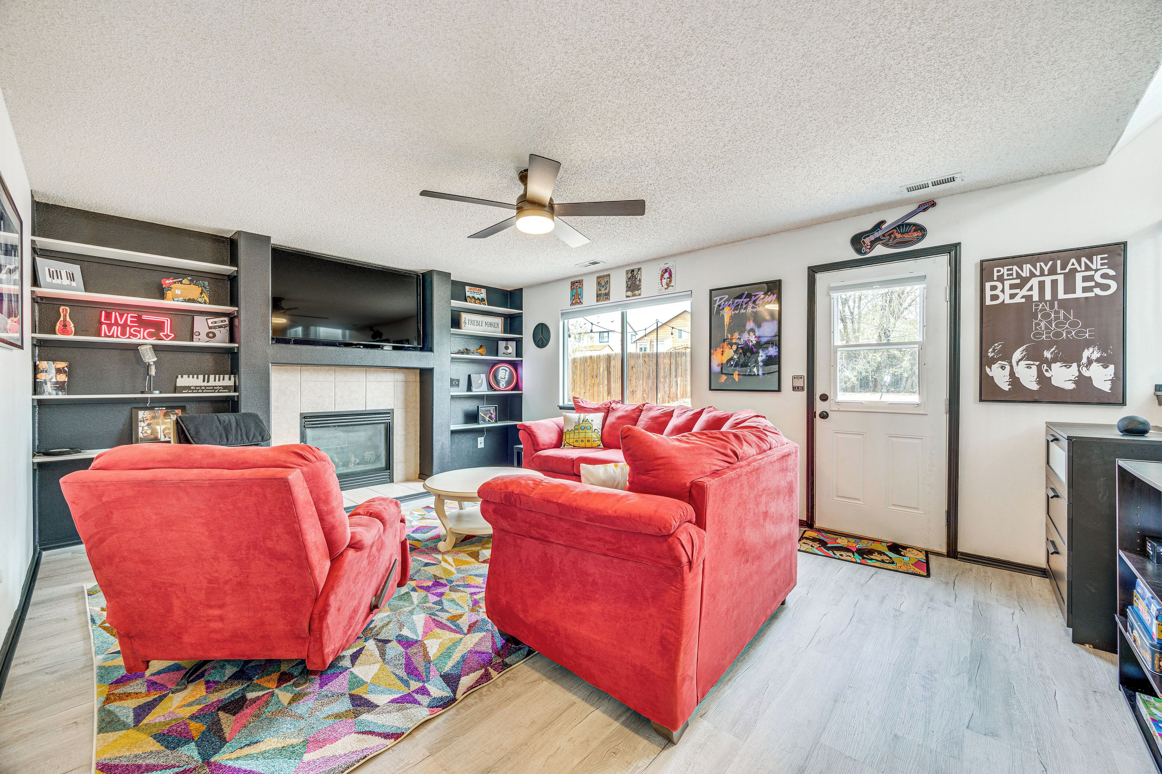 Music-Themed Fountain Home w/ Fireplace & Yard!