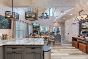 Dining - Luxury and comfort at 'Abide', a spacious 3-bd cabin in Pigeon Forge perfect for up to 12 guests. (Pigeon Forge)