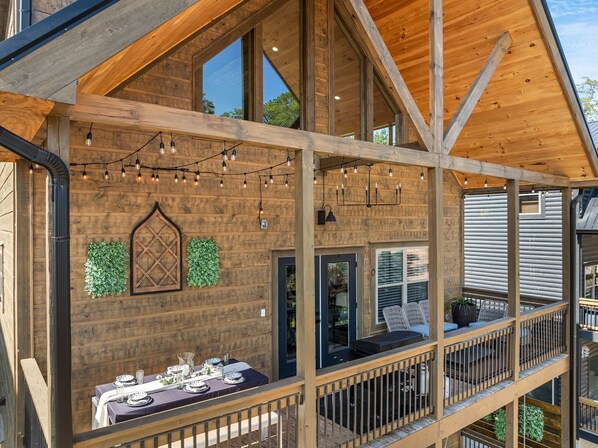 Outdoor dining - Luxury and comfort at 'Abide', a spacious 3-bd cabin in Pigeon Forge perfect for up to 12 guests. (Pigeon Forge)