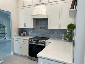 Køleskab, mikrobølgeovn, ovn, kogeplade