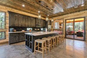 冰箱、微波炉、烤箱、炉灶