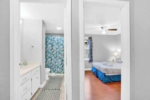 Home for up 11 guests, wide free parking/ between Fort Knox and Churchill Down.