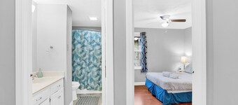Home for up 11 guests, wide free parking/ between Fort Knox and Churchill Down.
