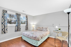 4 bedrooms, in-room safe, iron/ironing board, free WiFi - Entire 4 bedrooms & free parking on a private corner lot.  (Louisville)