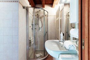Shower, hair dryer, bidet, shampoo - Lake Frame - MyHomeinComo (Blevio)