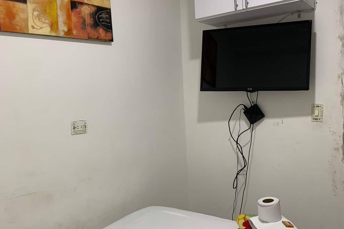 Quarto econômico | Camas com colchões pillow-top, Wi-Fi de cortesia, roupa de cama