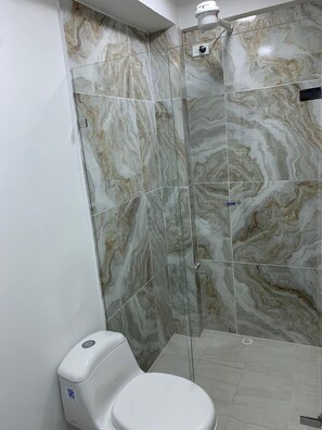 豪華客房 | 浴室 | 淋浴設備、提供毛巾、番梘、廁紙