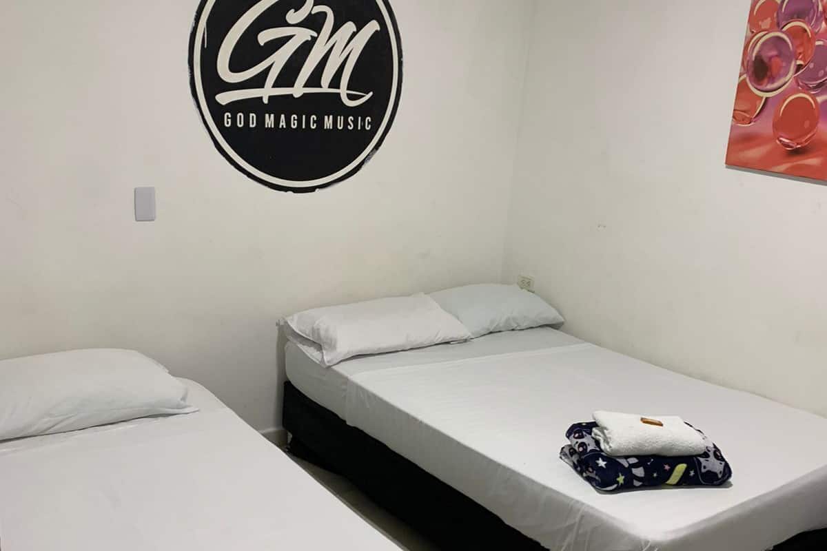 Quarto básico | Camas com colchões pillow-top, Wi-Fi de cortesia, roupa de cama