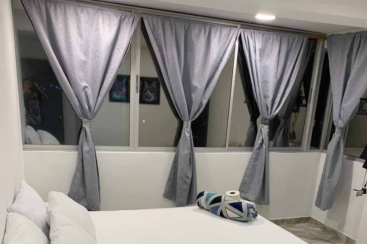 Quarto conforto, vista para a cidade | Camas com colchões pillow-top, Wi-Fi de cortesia, roupa de cama