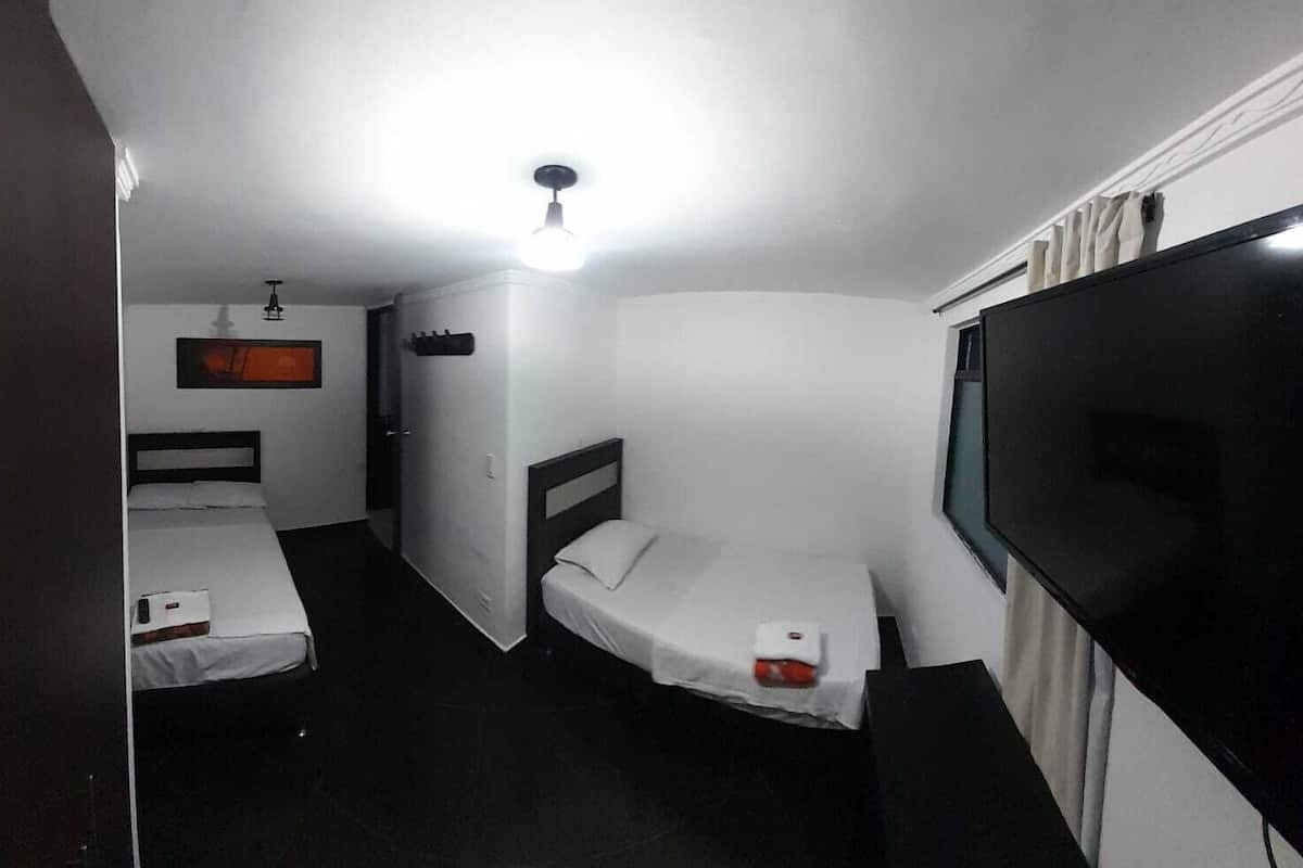 Quarto família, para não fumantes | Camas com colchões pillow-top, Wi-Fi de cortesia, roupa de cama