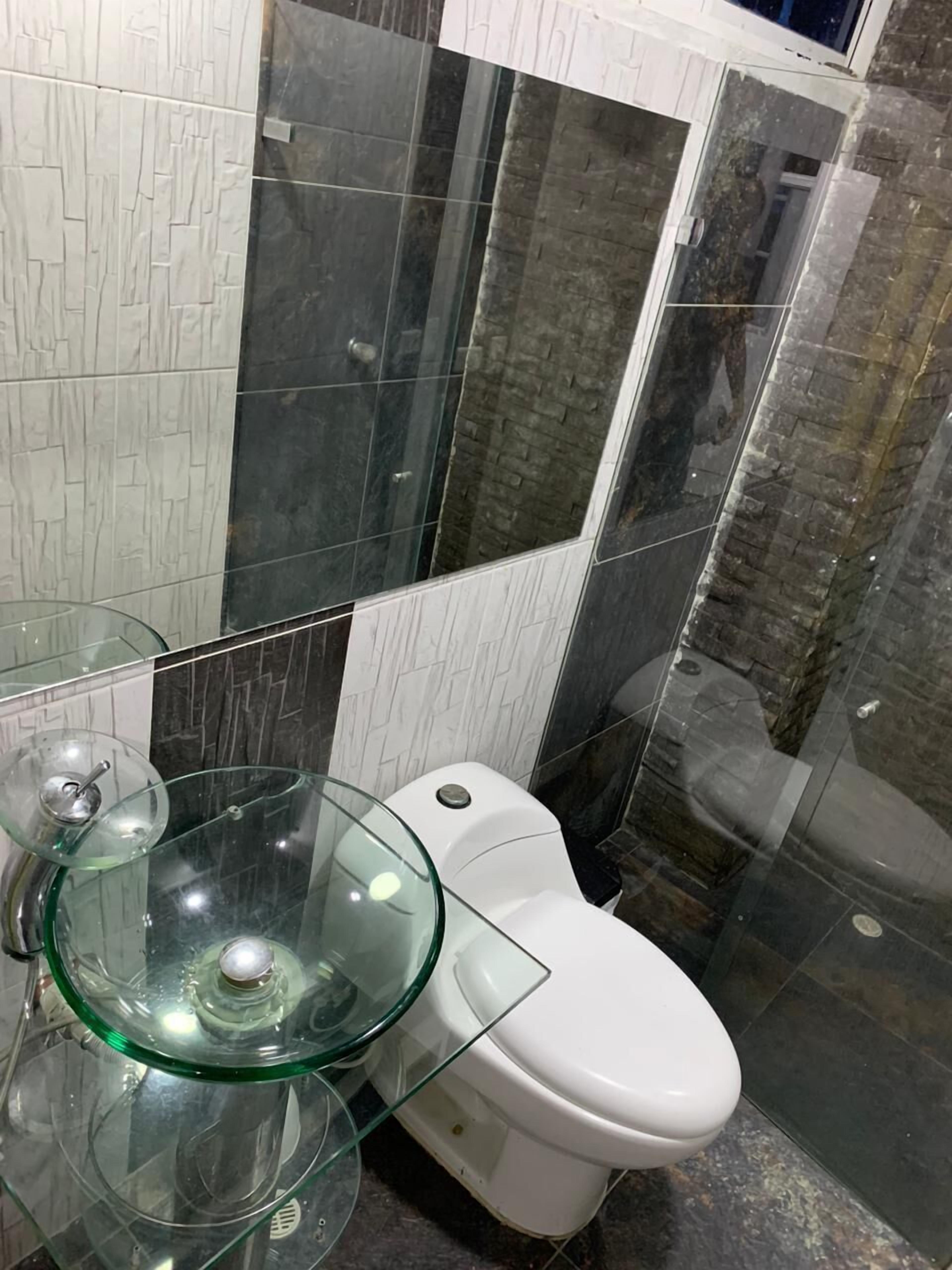 Douche, serviettes fournies, savon, papier toilette