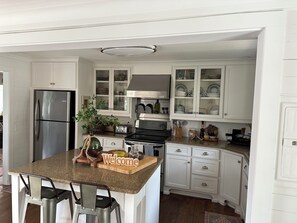 Private kitchen - No lake views from Oct 27 - Dec 6th Power Company water drawdown for maint. (Salem)