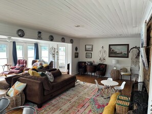 Living area - Lake house 35 from Auburn and Ft. Benning (Salem)