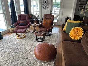 Living area - No lake views from Oct 27 - Dec 6th Power Company water drawdown for maint. (Salem)