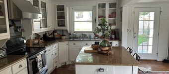 Lakefront property with beautiful views, deck, 35 min from Auburn Univ & Stadium
