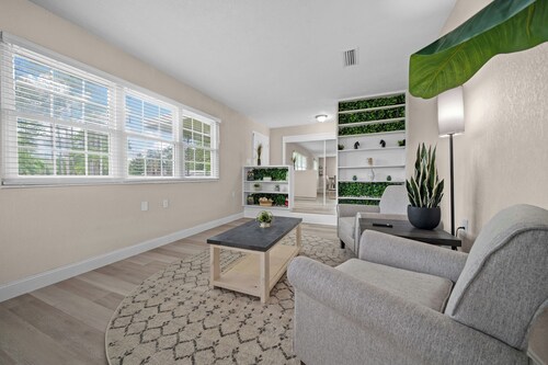 Relaxing, Cozy 3 BR King Suite Pool Home! Modern finishings & Design!