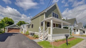 A two-story house with a front porch, a garage, and a well-maintained lawn. - Luxury House in Lincoln (Lincoln)