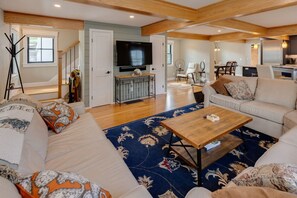Smart TV - Luxury House in Lincoln (Lincoln)