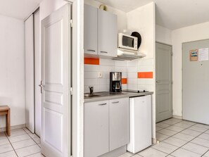 Microwave, stovetop, cookware/dishes/utensils, dining tables