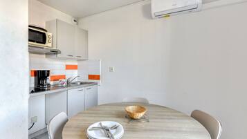 Een microgolfoven, een kookplaat, kookgerei, borden en bestek